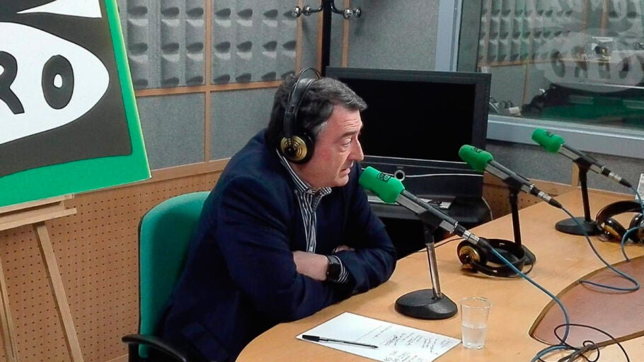 Aitor Esteban en los estudios de Onda Cero