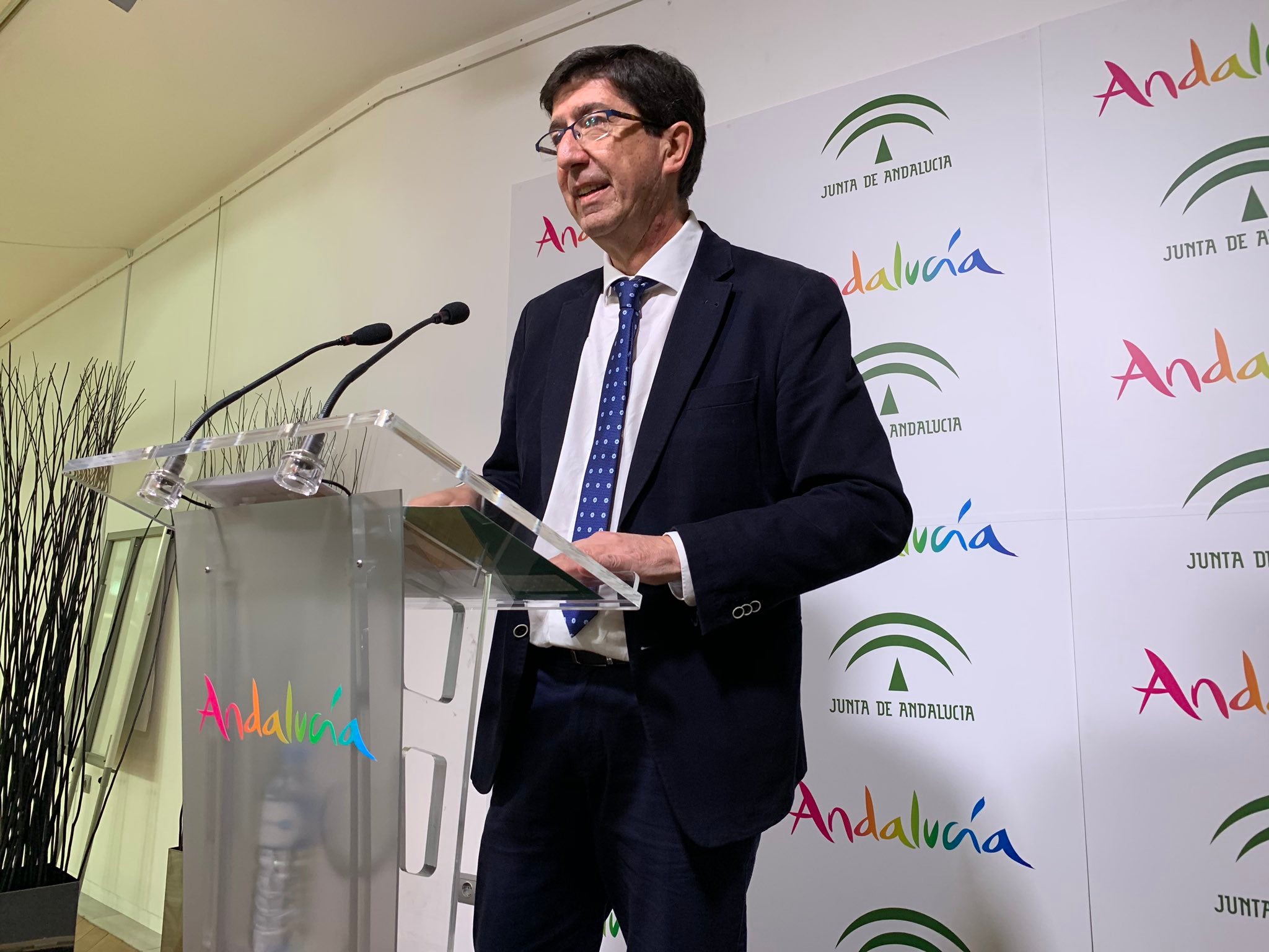 Juan Marín, sobre Guijarro: "Si hay cualquier género de dudas sobre cualquier actividad ilícita, se pedirá su dimisión; si no se va, le echamos" Juan Marín, sobre Guijarro: "Si hay cualquier género de dudas sobre cualquier actividad ilícita, se pedirá su dimisión; si no se va, le echamos"