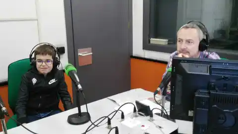 Jorge ha venido a la radio a conocer a Juan Gancedo y ha terminado de tertuliano deportivo Gijón en la Onda
