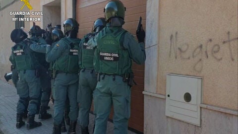 Un momento de la actuaci&oacute;n de la Guardia Civil
