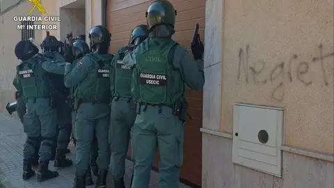 Un momento de la actuación de la Guardia Civil Un momento de la actuación de la Guardia Civil