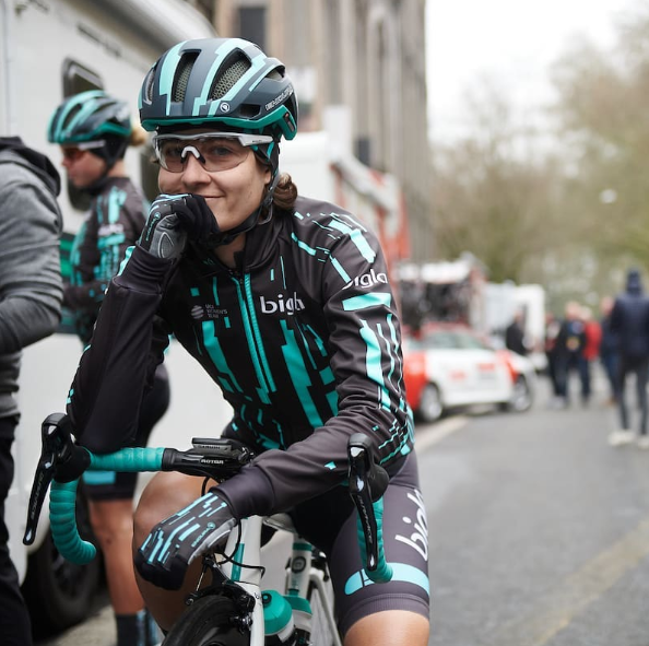 Obligan a parar a una ciclista porque casi alcanza al pelotón masculino Obligan a parar a una ciclista porque casi alcanza al pelotón masculino
