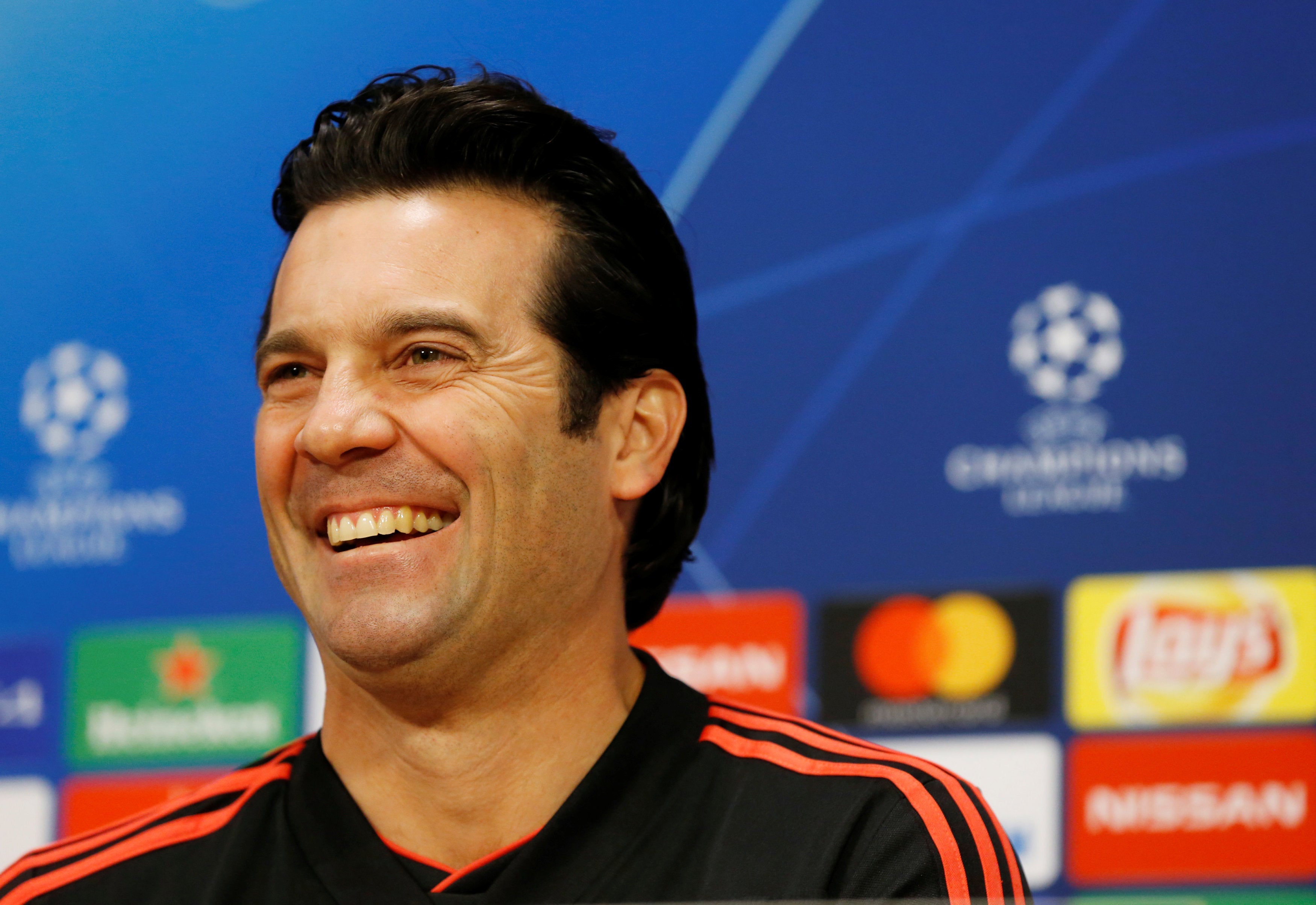 Solari, sobre la posible vuelta de Mourinho: "El Madrid siempre ha tenido más candidatos que Julia Roberts" Solari, sobre la posible vuelta de Mourinho: "El Madrid siempre ha tenido más candidatos que Julia Roberts"