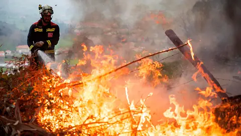 Noticias 1 Antena 3 (04-03-19) Casi un centenar de incendios activos en Asturias Noticias 1 Antena 3 (04-03-19) Casi un centenar de incendios activos en Asturias