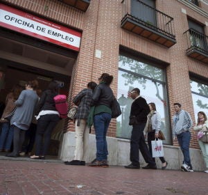 Una cola de personas en la Oficina de Empleo Una cola de personas en la Oficina de Empleo