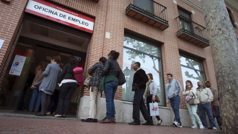 Una cola de personas en la Oficina de Empleo