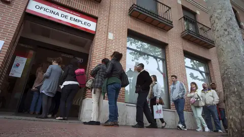 Una cola de personas en la Oficina de Empleo Una cola de personas en la Oficina de Empleo