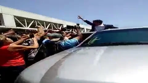 Juan Guaid&oacute;, recibido por cientos de personas a su llegada a Venezuela
