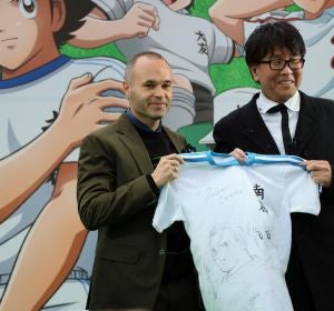 Andrés Iniesta recibe una camiseta personalizada de manos del autor "Oliver y Benji" Andrés Iniesta recibe una camiseta personalizada de manos del autor "Oliver y Benji"