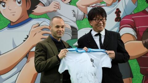 Andr&eacute;s Iniesta recibe una camiseta personalizada de manos del autor "Oliver y Benji"