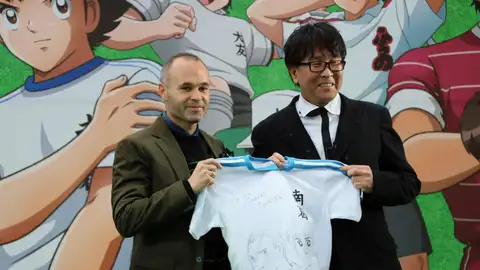 Andrés Iniesta recibe una camiseta personalizada de manos del autor "Oliver y Benji" Andrés Iniesta recibe una camiseta personalizada de manos del autor "Oliver y Benji"