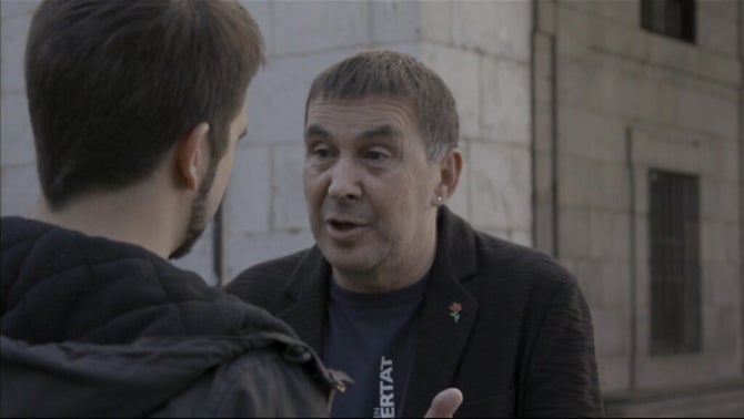 Arnaldo Otegi afirma que hacen falta políticos como Ernest Lluch en una entrevista en TV3 Arnaldo Otegi afirma que hacen falta políticos como Ernest Lluch en una entrevista en TV3