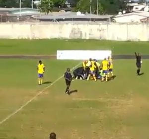 Un futbolista de Gabón sufre un paro cardíaco en pleno partido Un futbolista de Gabón sufre un paro cardíaco en pleno partido