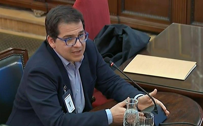 Miembros de la Mesa contradicen a Forcadell en el juicio del 'procés': "Debemos inadmitir propuestas contra la Constitución" Miembros de la Mesa contradicen a Forcadell en el juicio del 'procés': "Debemos inadmitir propuestas contra la Constitución"