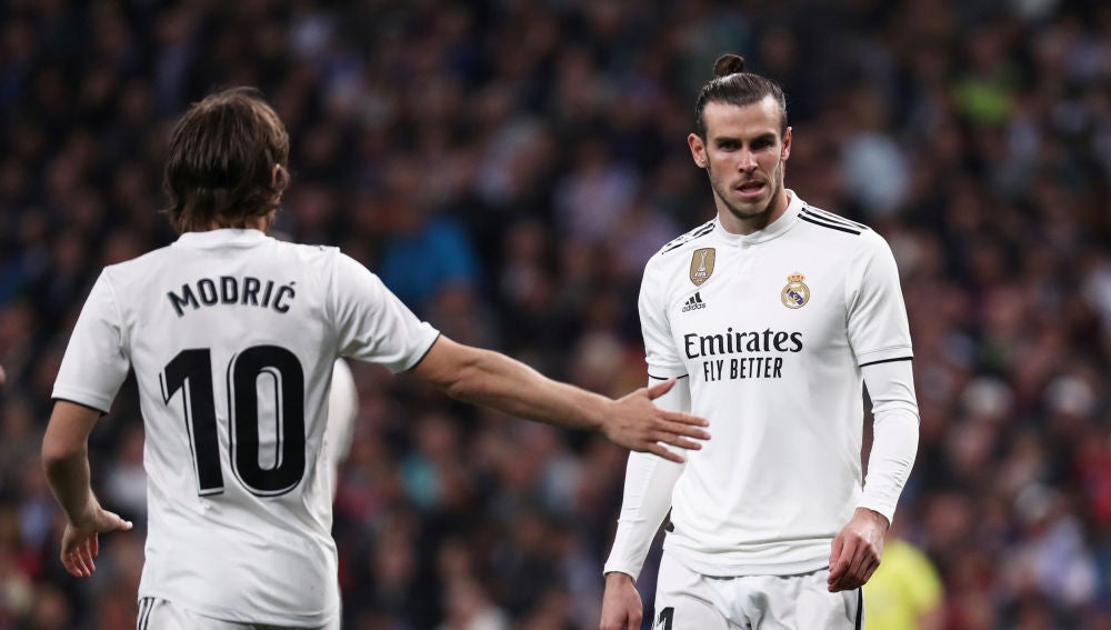 Luka Modric da la mano a Gareth Bale