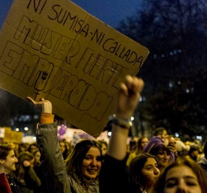 Una manifestante sostiene una pancarta durante el 8M. Una manifestante sostiene una pancarta durante el 8M.