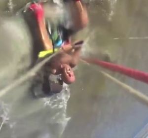 Un perro ataca a un kitesurfista Un perro ataca a un kitesurfista