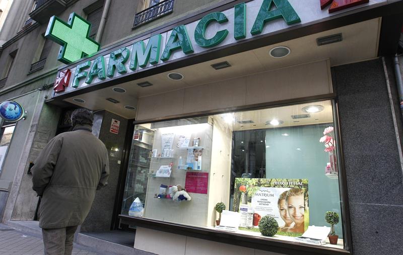 Detienen a tres médicos, un farmacéutico y dos empresarios por estafar más de dos millones de euros al Servicio Canario de Salud Detienen a tres médicos, un farmacéutico y dos empresarios por estafar más de dos millones de euros al Servicio Canario de Salud