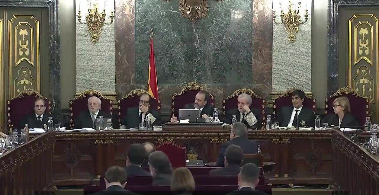 Los guardias civiles relatan los gritos y amenazas que soportaron: "Vimos caras de odio" Los guardias civiles relatan los gritos y amenazas que soportaron: "Vimos caras de odio"