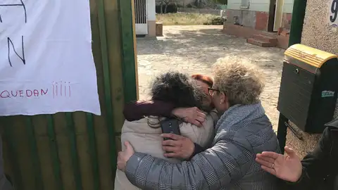 Las representantes de las plataformas abrazas a Gabriela, la ex propietaria. DESAHUCIO CASTELLÓN