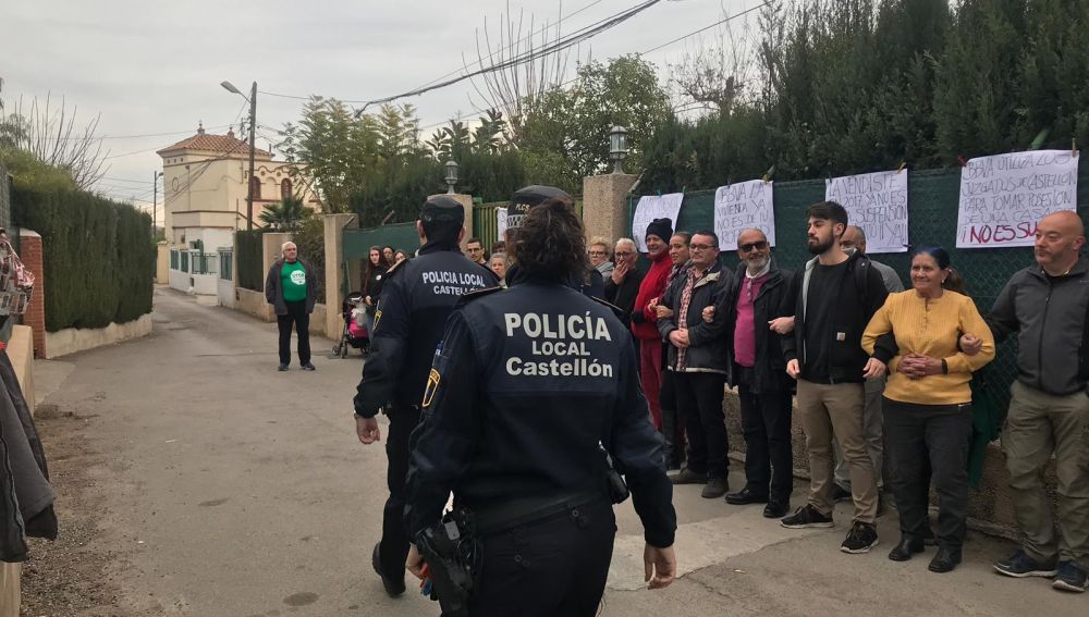 Imagen durante el intento de desahucio que lograron parar las plataformas antidesahucios de Castellón
