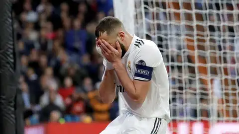 Benzema se lamenta tras una ocasión fallada. Benzema se lamenta tras una ocasión fallada.