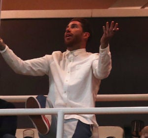 Sergio Ramos, viendo el partido contra el Ajax en el palco Sergio Ramos, viendo el partido contra el Ajax en el palco