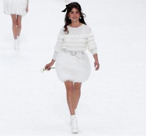 La actriz Penélope Cruz homenaje a Karl Lagerfeld desfilando para Chanel La actriz Penélope Cruz homenaje a Karl Lagerfeld desfilando para Chanel