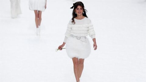 La actriz Pen&eacute;lope Cruz homenaje a Karl Lagerfeld desfilando para Chanel