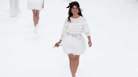 La actriz Penélope Cruz homenaje a Karl Lagerfeld desfilando para Chanel La actriz Penélope Cruz homenaje a Karl Lagerfeld desfilando para Chanel