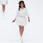 La actriz Penélope Cruz homenaje a Karl Lagerfeld desfilando para Chanel