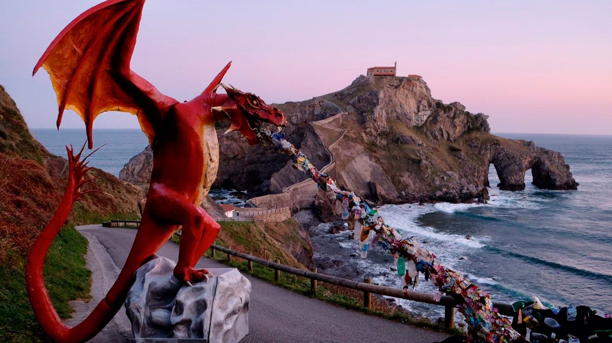 Greenpeace crea un dragón en protesta contra los plásticos en un escenario de "Juego de Tronos" Greenpeace crea un dragón en protesta contra los plásticos en un escenario de "Juego de Tronos"