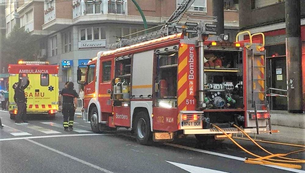 Bomberos y la ambulancia de SAMU en el lugar del incendio