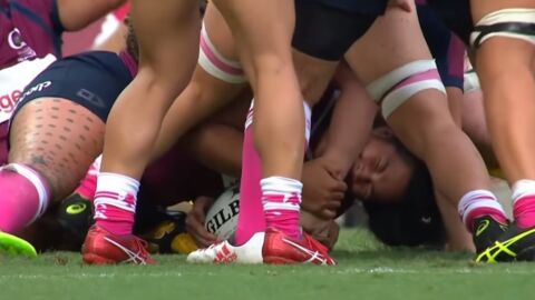 Liz Patu, en el momento de morder a una rival