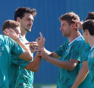Hummels y Müller, durante un entrenamiento con la selección alemana Hummels y Müller, durante un entrenamiento con la selección alemana