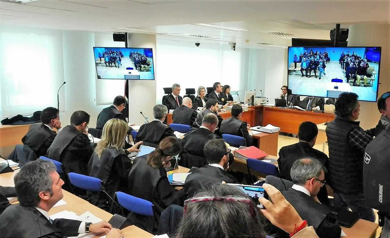 El juicio de la primera pieza del ‘caso Brugal’ arranca con la petición de las defensas de la nulidad de las escuchas telefónicas El juicio de la primera pieza del ‘caso Brugal’ arranca con la petición de las defensas de la nulidad de las escuchas telefónicas