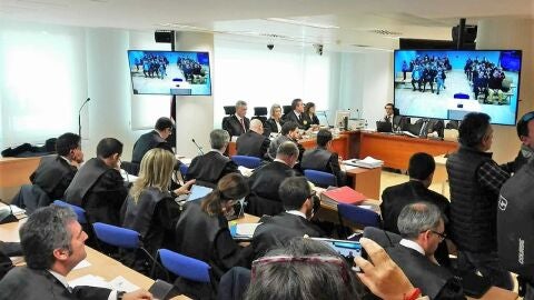 Abogados de las partes del juicio del 'caso Bruga' en la Audiencia Provincial de Elche
