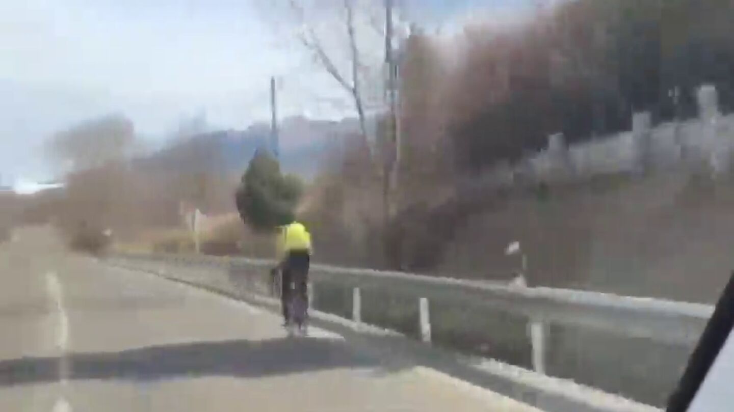 Leo Messi ense&ntilde;a c&oacute;mo adelantar a un ciclista en carretera