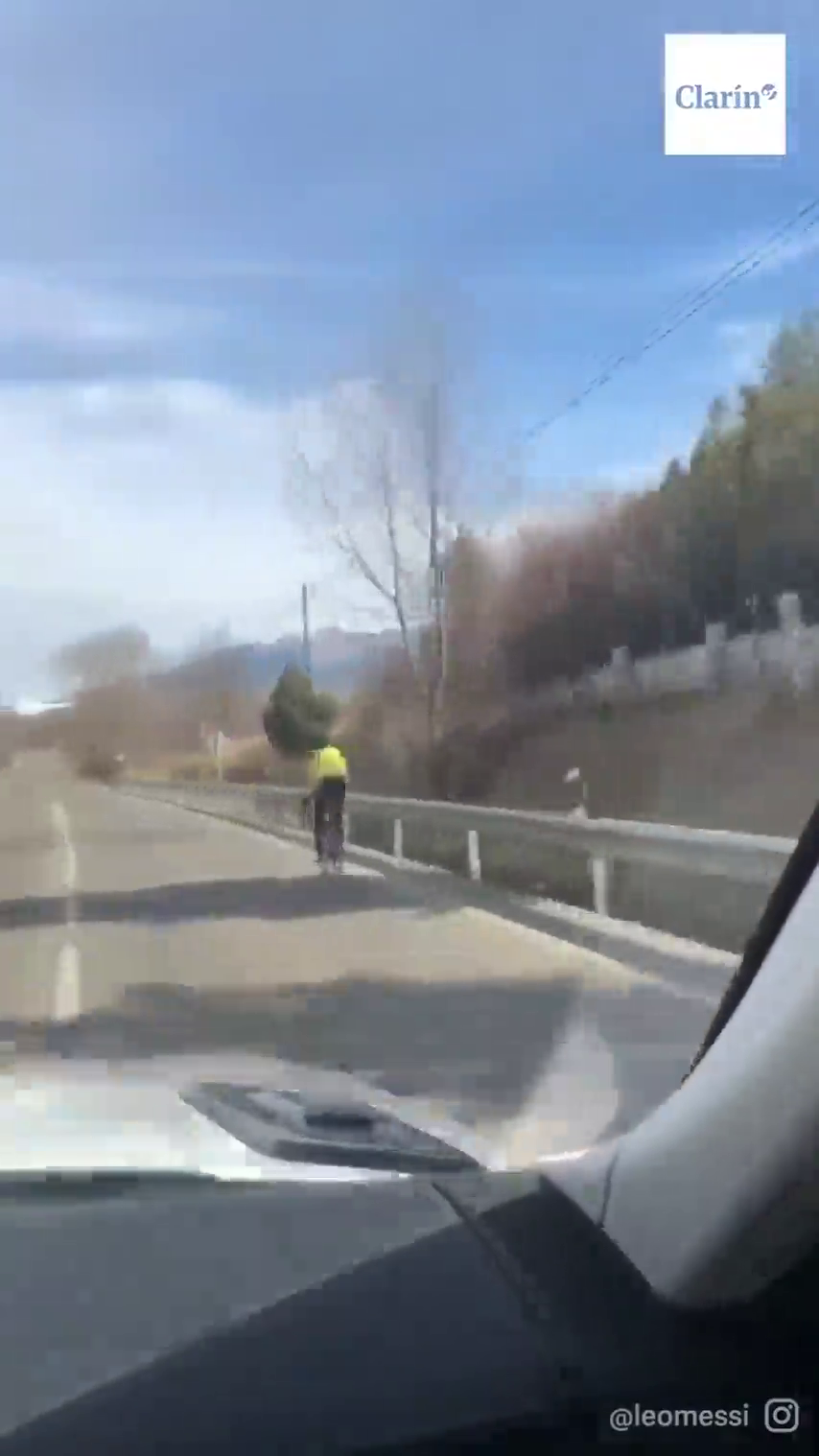 Leo Messi enseña cómo adelantar a un ciclista en carretera Leo Messi enseña cómo adelantar a un ciclista en carretera