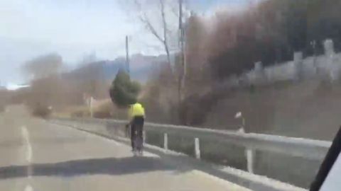 Leo Messi ense&ntilde;a c&oacute;mo adelantar a un ciclista en carretera