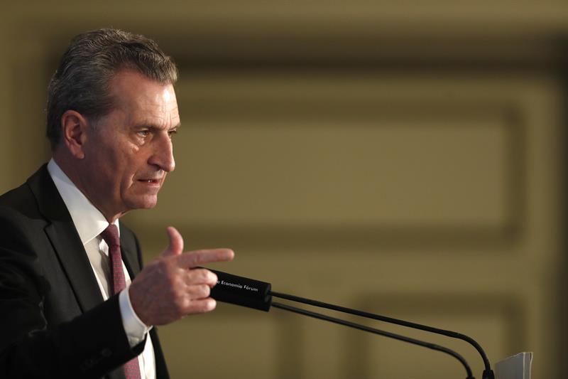 La CE avala las cuentas del Gobierno y dice que la economía española "va por buen camino" La CE avala las cuentas del Gobierno y dice que la economía española "va por buen camino"