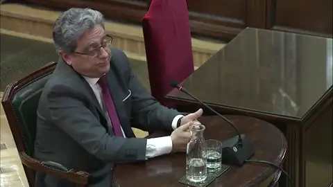 Millo dice que los agentes del 1-O cayeron en la "trampa del Fairy", resbalar con detergente vertido para ser pateados Millo dice que los agentes del 1-O cayeron en la "trampa del Fairy", resbalar con detergente vertido para ser pateados