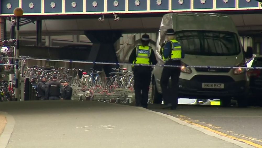 La Policía investiga tres paquetes con explosivos caseros detectados en Londres