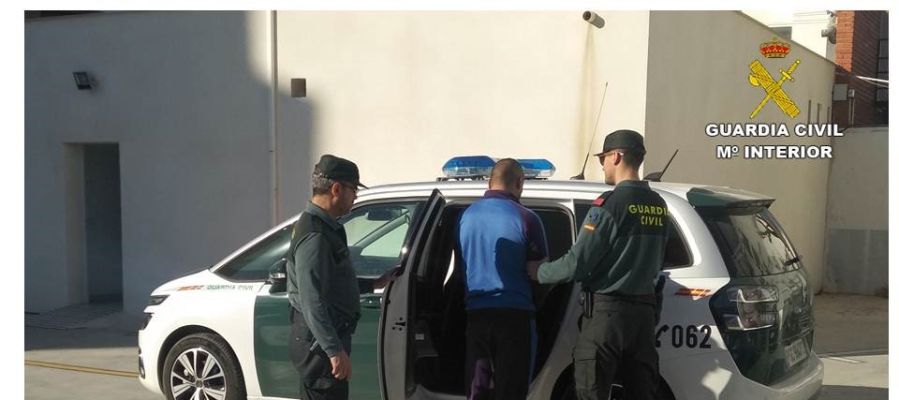 Agentes de la Guardia Civil con el detenido en Crevillent Agentes de la Guardia Civil con el detenido en Crevillent