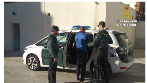 Agentes de la Guardia Civil con el detenido en Crevillent