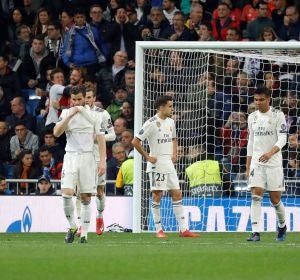 Los jugadores del Real Madrid se lamentan tras un gol del Ajax Los jugadores del Real Madrid se lamentan tras un gol del Ajax
