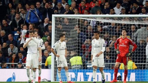 Los jugadores del Real Madrid se lamentan tras un gol del Ajax