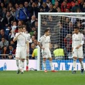 Los jugadores del Real Madrid se lamentan tras un gol del Ajax