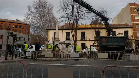 Desmontaje de la fuente de los Cuatro Caños Las obras de peatonalización del centro de Alcalá de Henares llegan a Puerta de los Mártires.