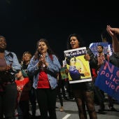 Hombres y mujeres en una manifestación del 8M en California, EEUU.